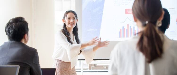 研修講師をする女性