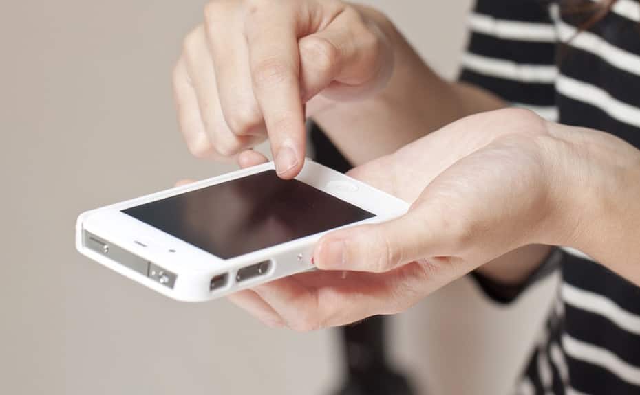 電話を持っている人