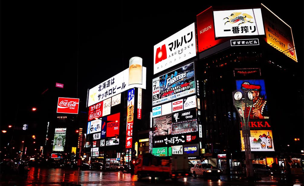 夜の札幌の街路