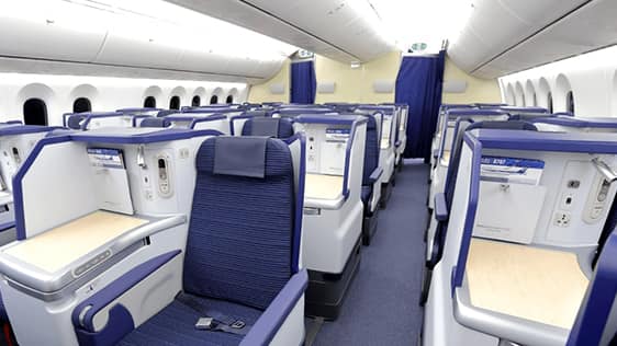 B787-10ビジネスクラスの座席のスタッガードシートの写真