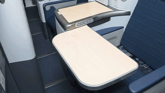 B787-10ビジネスクラスの座席の収納式テーブルの写真
