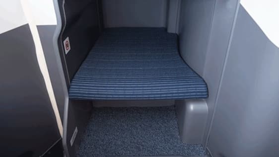 B787-10ビジネスクラスの座席の収納の写真