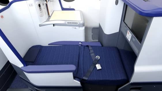 B787-10ビジネスクラスの座席のリクライニングシートの写真