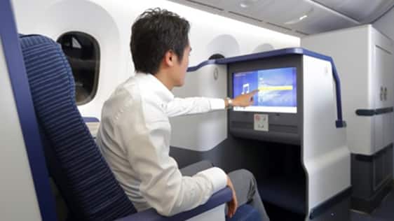 B787-10ビジネスクラスの座席の個人用シートモニターの写真