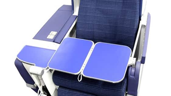 B787-8（240席）ビジネスクラス座席の収納式テーブルの写真
