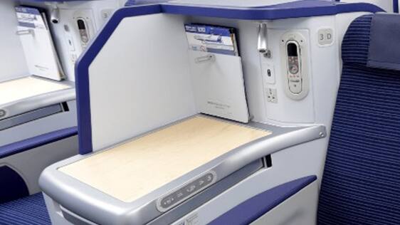 B787-9（246/215席）ビジネスクラス座席のサイドテーブルの写真