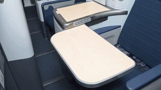 B787-9（246/215席）ビジネスクラス座席の収納式テーブルの写真