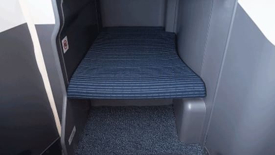 B787-9（246/215席）ビジネスクラス座席の収納の写真