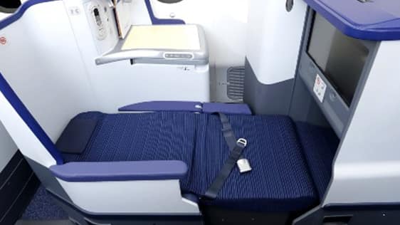 B787-9（246/215席）ビジネスクラス座席のリクライニングシートの写真