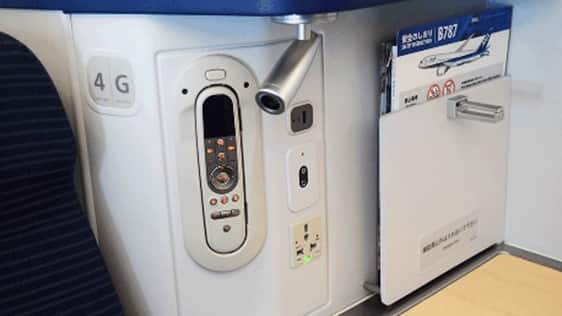 B787-9（246/215席）ビジネスクラス座席の電源ポートの写真