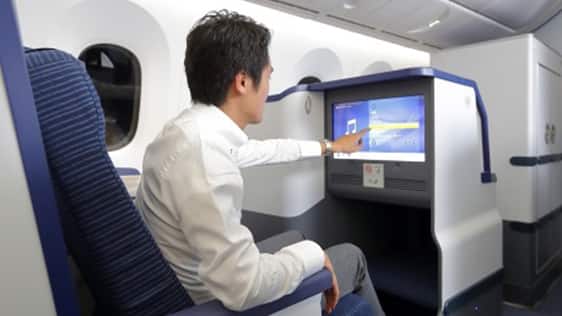 B787-9（246/215席）ビジネスクラス座席の個人用シートモニターの写真
